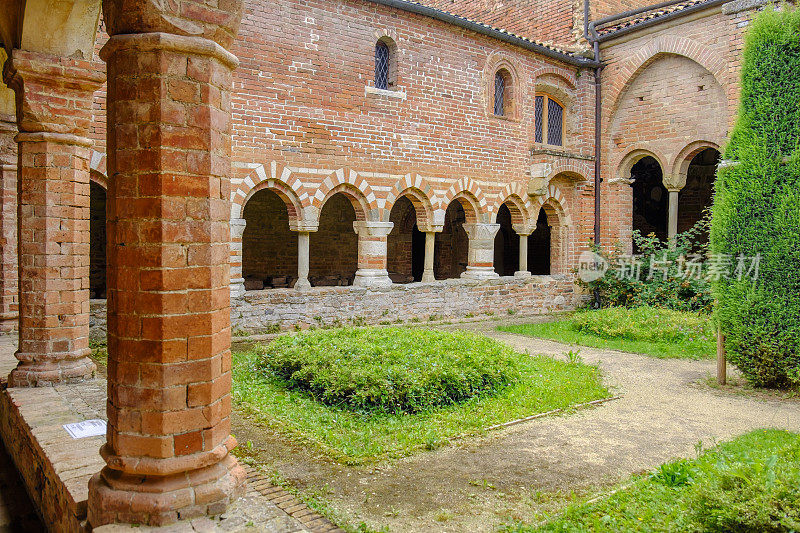 Canonica di Santa Maria di Vezzolano是一座哥特式罗马风格的教堂，位于意大利北部的皮埃蒙特。